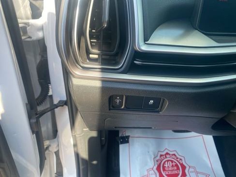 Used 2024 Kia Sorento S image 19