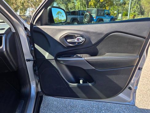 Used 2019 Jeep Cherokee Limited image 27