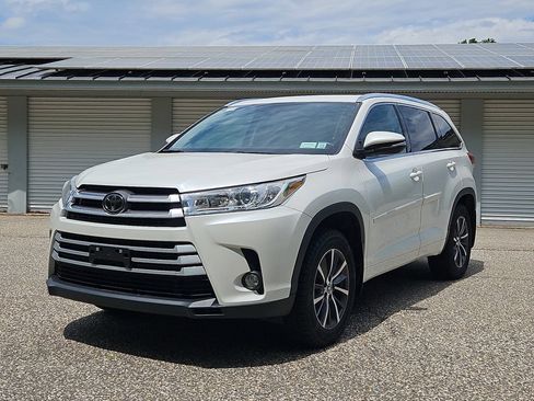 Used 2018 Toyota Highlander XLE AWD/4WD image 1
