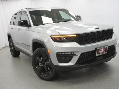 New 2025 Jeep Grand Cherokee Limited w/ Black Appearance Package image 8