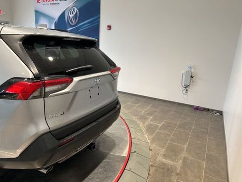 Used 2021 Toyota RAV4 XLE w/ Convenience Package image 6