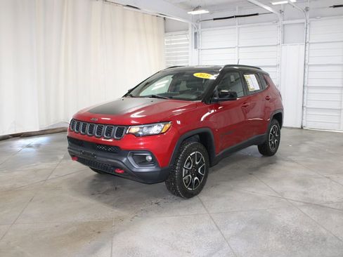 Used 2025 Jeep Compass Trailhawk AWD/4WD image 4