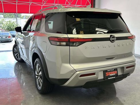 Used 2025 Nissan Pathfinder SL AWD/4WD image 5