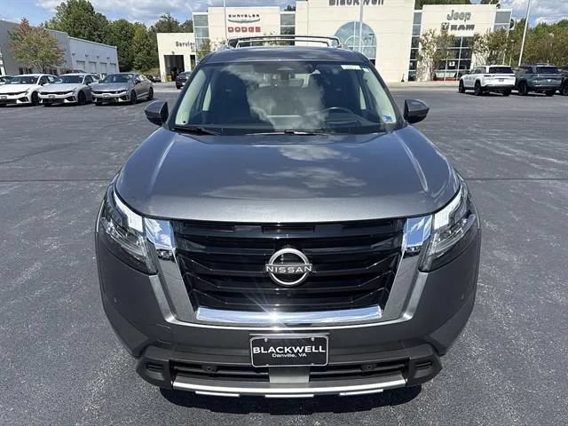 Used 2024 Nissan Pathfinder Platinum w/ Cargo Package AWD/4WD image 2