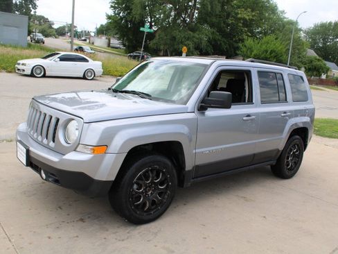 Used 2017 Jeep Patriot Latitude FWD image 4