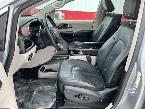 Used 2018 Chrysler Pacifica Touring-L Plus image 21