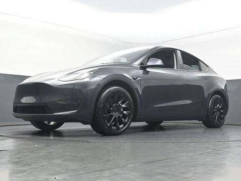 Used 2024 Tesla Model Y 2WD image 9