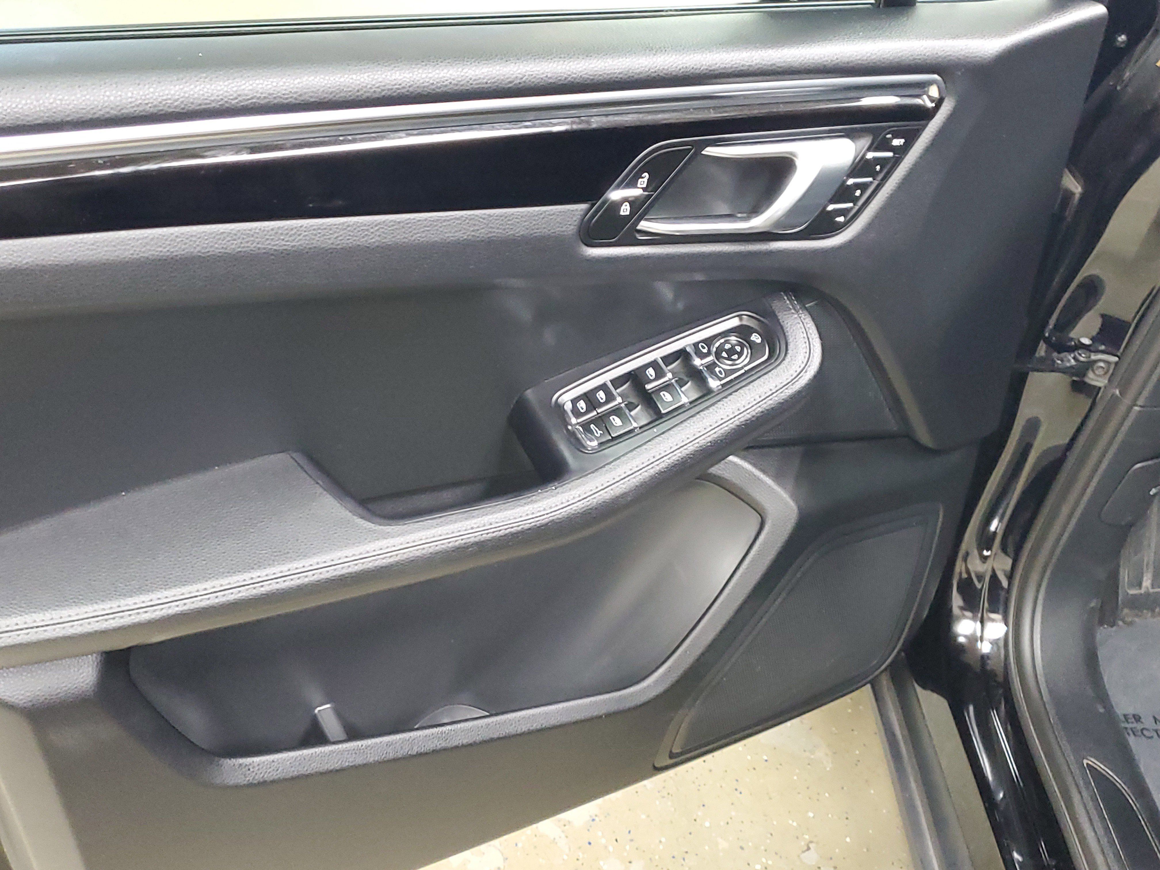 Used 2025 Porsche Macan AWD/4WD image 21