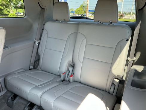 Used 2023 GMC Acadia SLT FWD image 11