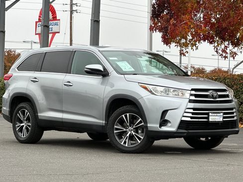 Used 2019 Toyota Highlander LE image 2