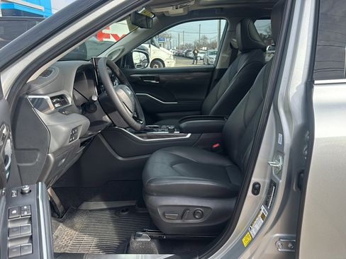 Used 2024 Toyota Highlander Platinum image 12