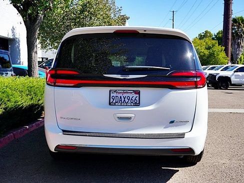 Used 2022 Chrysler Pacifica Touring-L FWD image 9