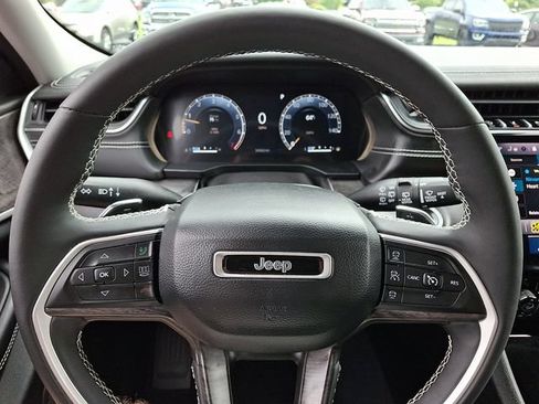 Used 2023 Jeep Grand Cherokee Limited AWD/4WD image 19