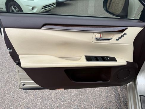 Used 2016 Lexus ES 350 w/ Luxury Package w/Wood Trim image 15