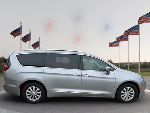 Used 2018 Chrysler Pacifica Touring-L FWD image 6