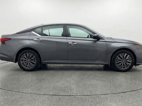 Used 2025 Nissan Altima 2.5 SV image 11