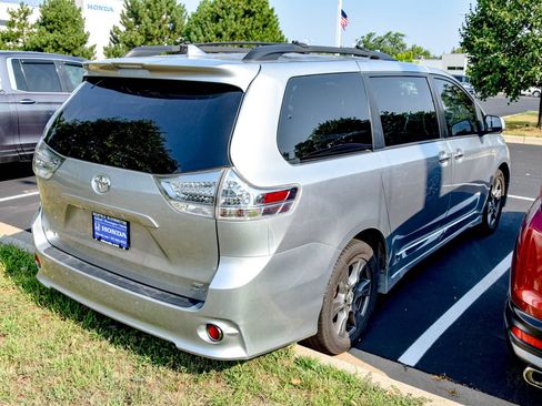 Used 2019 Toyota Sienna SE Premium AWD/4WD image 16