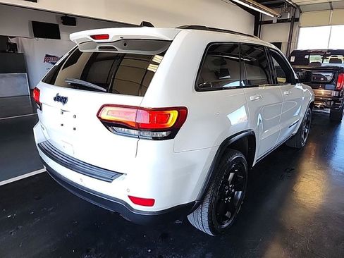 Used 2019 Jeep Grand Cherokee Laredo image 3