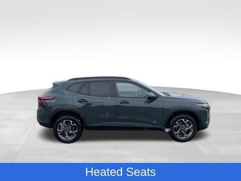Used 2025 Chevrolet Trax LT w/ LT Convenience Package image 8