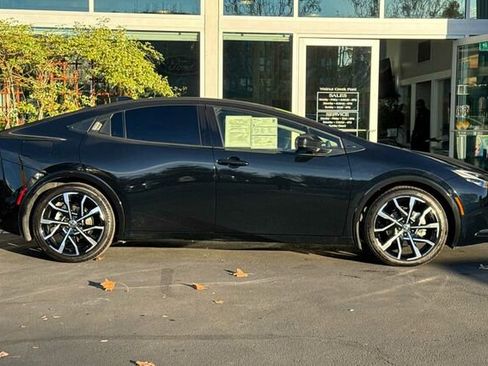 Used 2025 Toyota Prius Plug-In Hybrid image 3