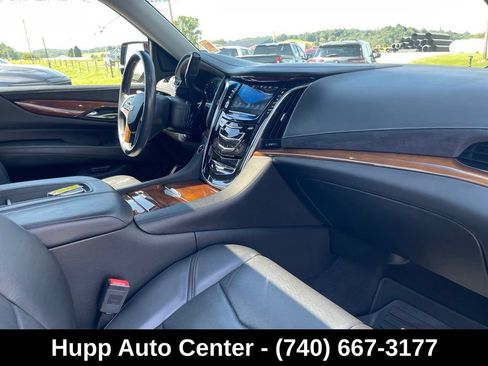 Used 2017 Cadillac Escalade Luxury AWD/4WD image 23