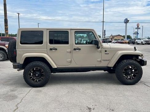 Used 2016 Jeep Wrangler Unlimited Sahara AWD/4WD image 8