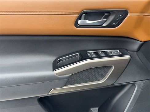 Used 2025 Nissan Pathfinder Platinum image 37