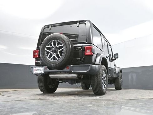 Used 2025 Jeep Wrangler Unlimited Sahara AWD/4WD image 51