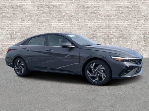 Used 2025 Hyundai Elantra Limited FWD image 1