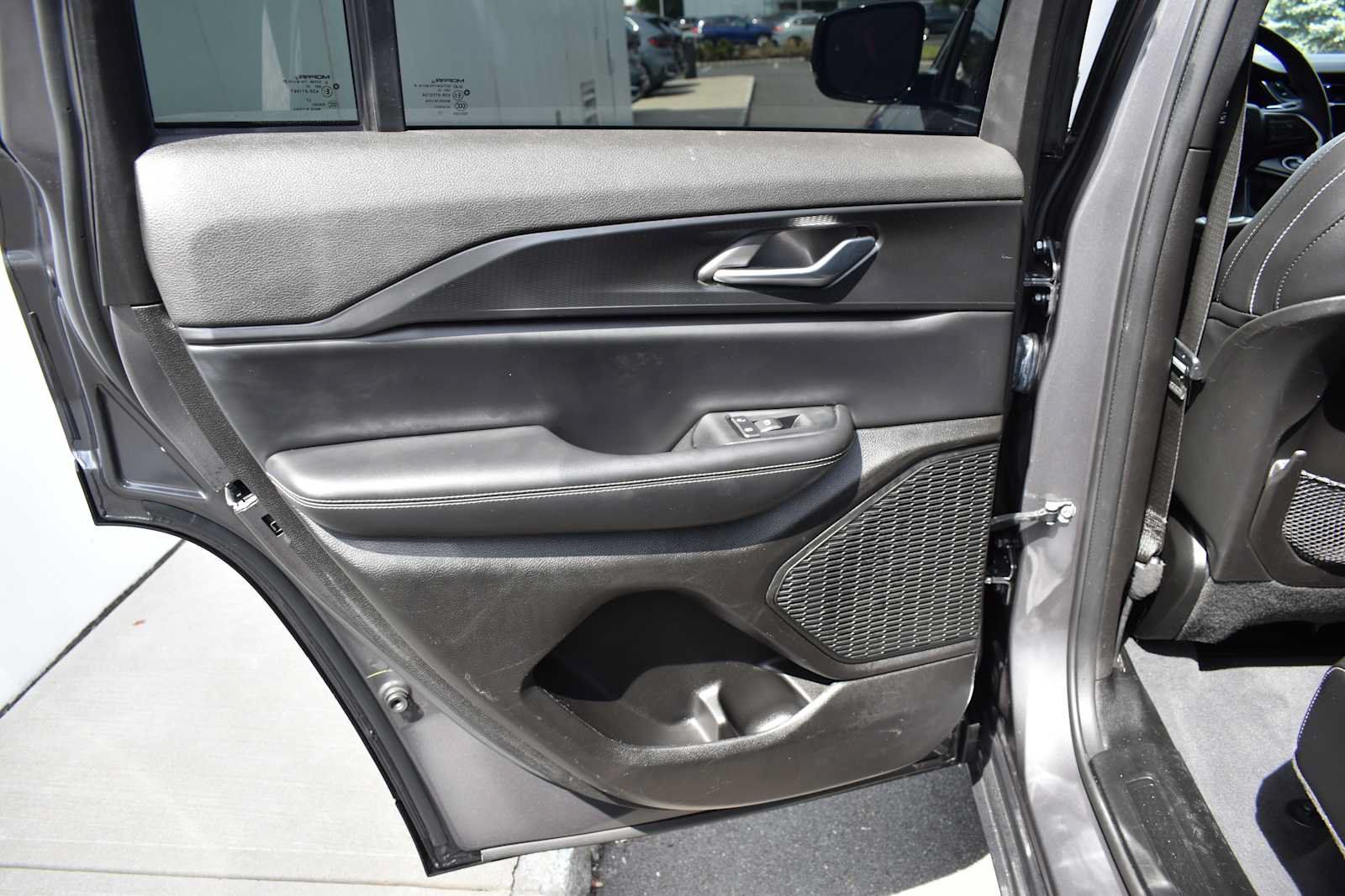 Used 2023 Jeep Grand Cherokee Altitude AWD/4WD image 10
