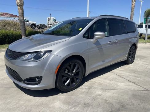 Used 2018 Chrysler Pacifica Touring-L Plus FWD image 1