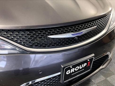 Used 2020 Chrysler Pacifica Touring-L Plus FWD image 27