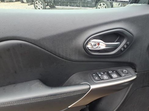 Used 2019 Jeep Cherokee Limited image 20