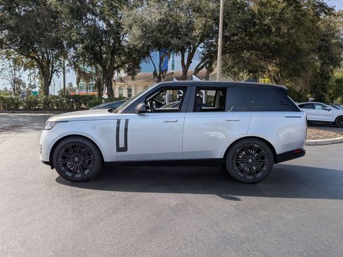 Used 2025 Land Rover Range Rover SE image 2