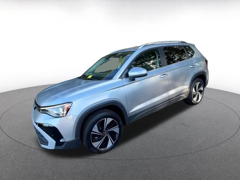 Used 2025 Volkswagen Taos SE image 8