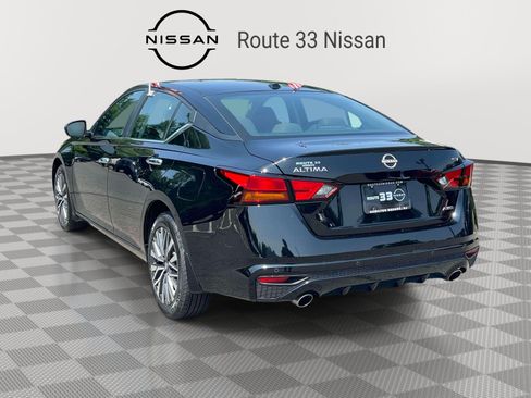 Used 2024 Nissan Altima 2.5 SV w/ SV Premium Package AWD/4WD image 3