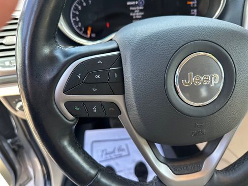 Used 2021 Jeep Grand Cherokee Laredo AWD/4WD image 23