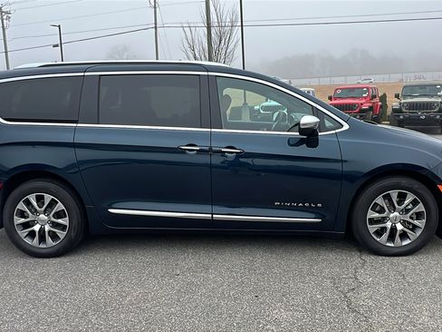 Used 2024 Chrysler Pacifica Pinnacle image 7