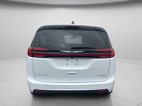Used 2026 Chrysler Pacifica Limited image 5
