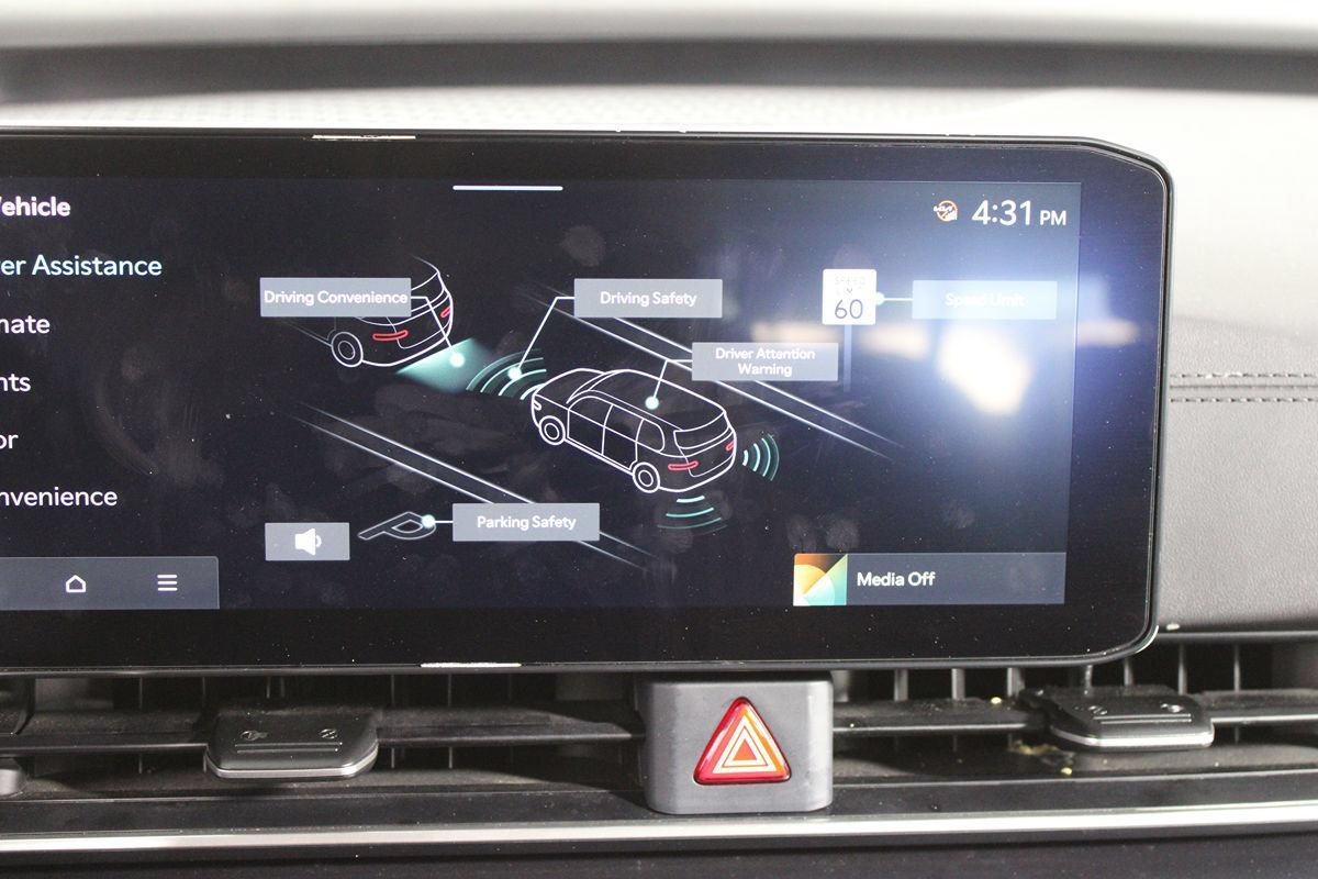 Used 2025 Kia Carnival FWD image 28