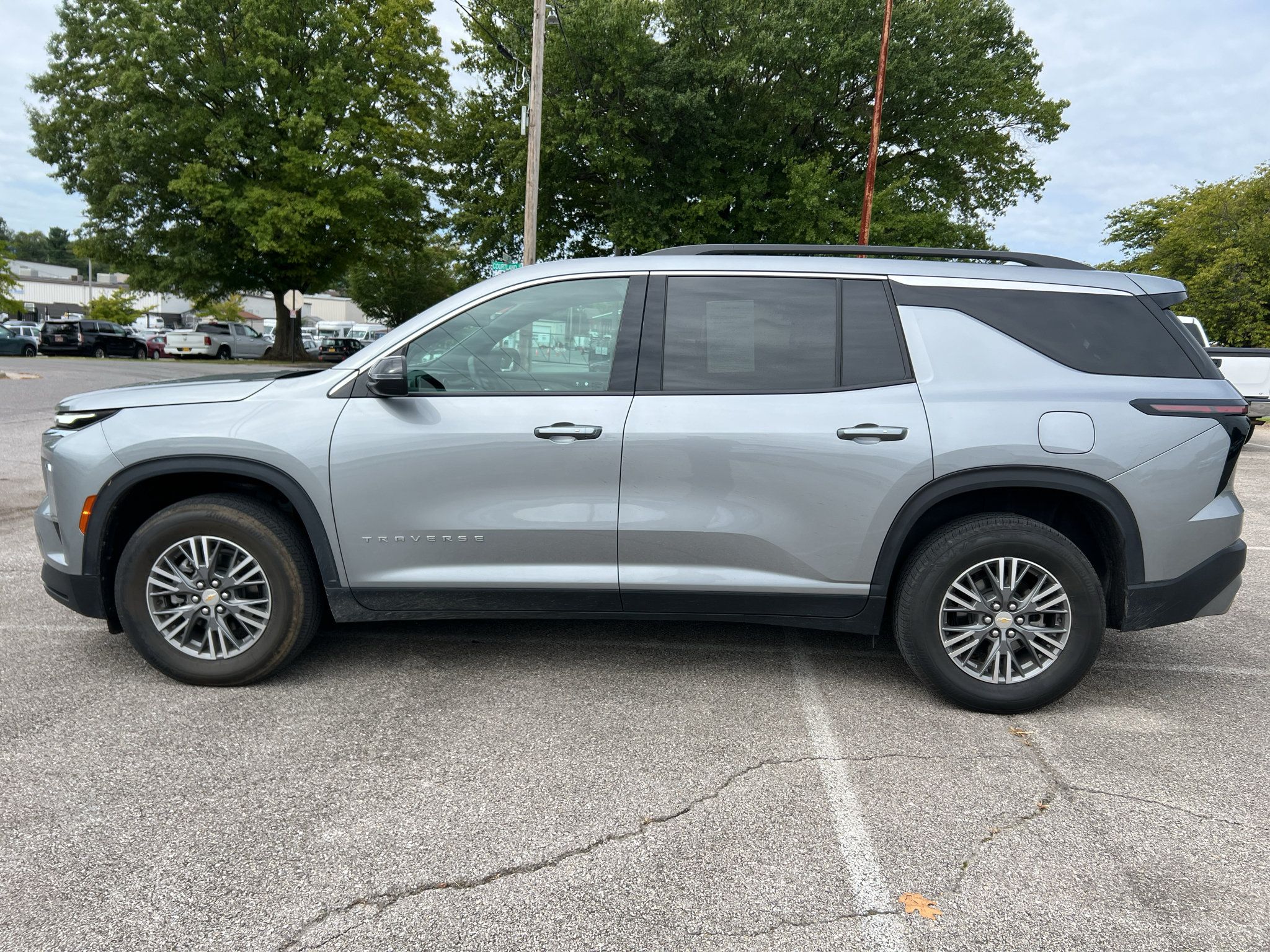 Used 2025 Chevrolet Traverse LT FWD image 6