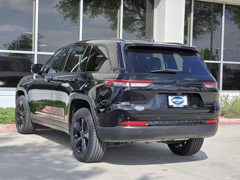 Certified 2023 Jeep Grand Cherokee Limited w/ Black Appearance Package image 5