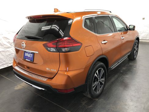 Used 2017 Nissan Rogue SL image 3