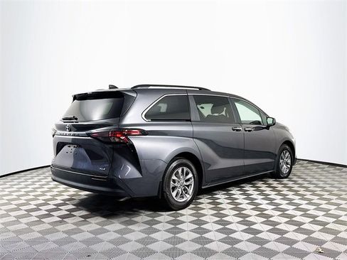 Used 2025 Toyota Sienna XLE image 8