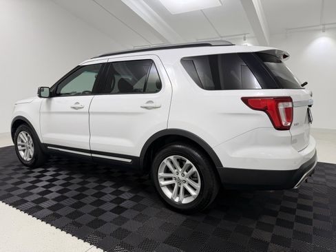 Used 2017 Ford Explorer XLT image 5