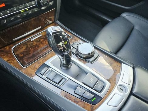 Used 2015 BMW 750i RWD image 26