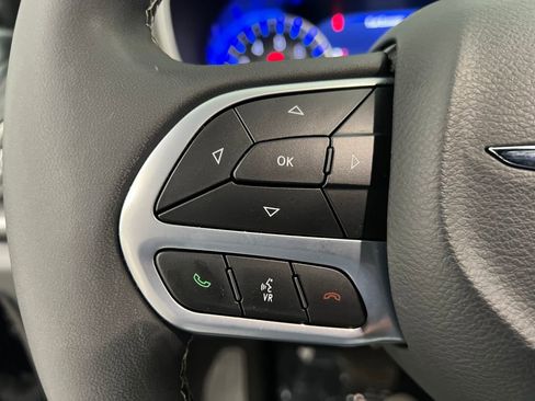Used 2025 Chrysler Pacifica Select FWD image 48