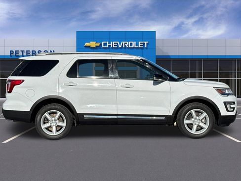 Used 2017 Ford Explorer XLT AWD/4WD image 3