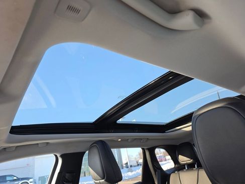 Used 2019 Jeep Cherokee Limited image 2