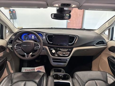 Used 2024 Chrysler Pacifica Touring-L image 39